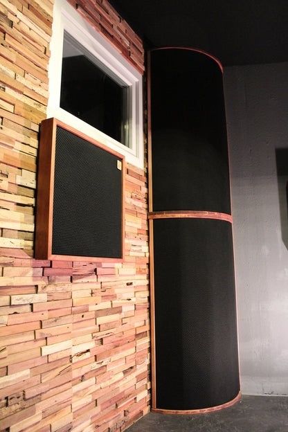 Wand mit Holzverkleidung, Lautsprecher und großer schwarzer Bassfalle