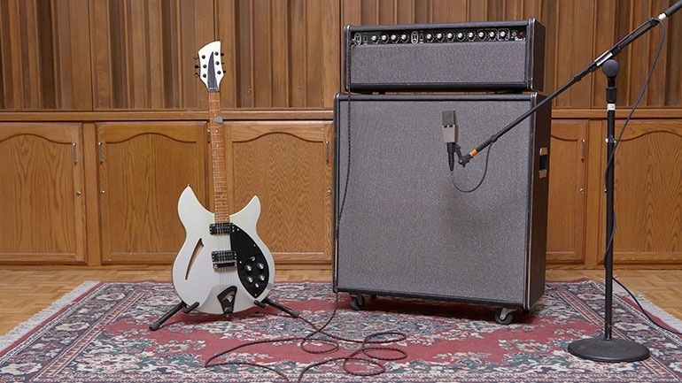 E-Gitarre und Verstärker mit Mikrofon für saubere Gitarrenaufnahmen