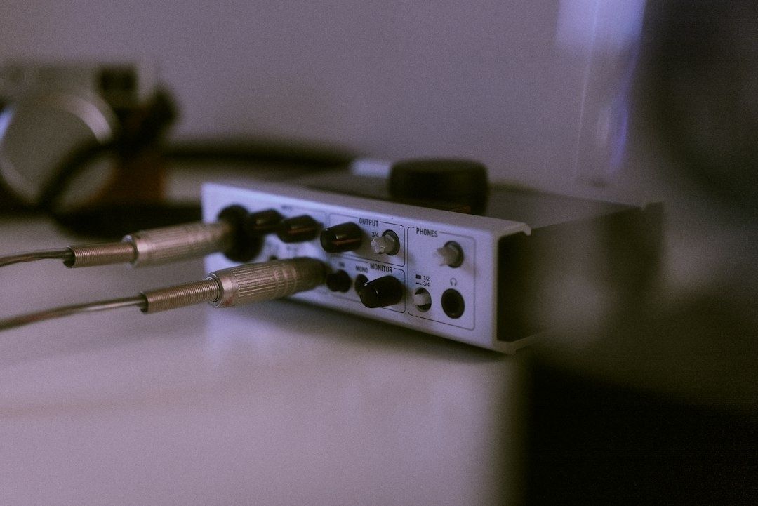 Kompaktes Audio-Interface mit zwei angeschlossenen Klinkenkabeln
